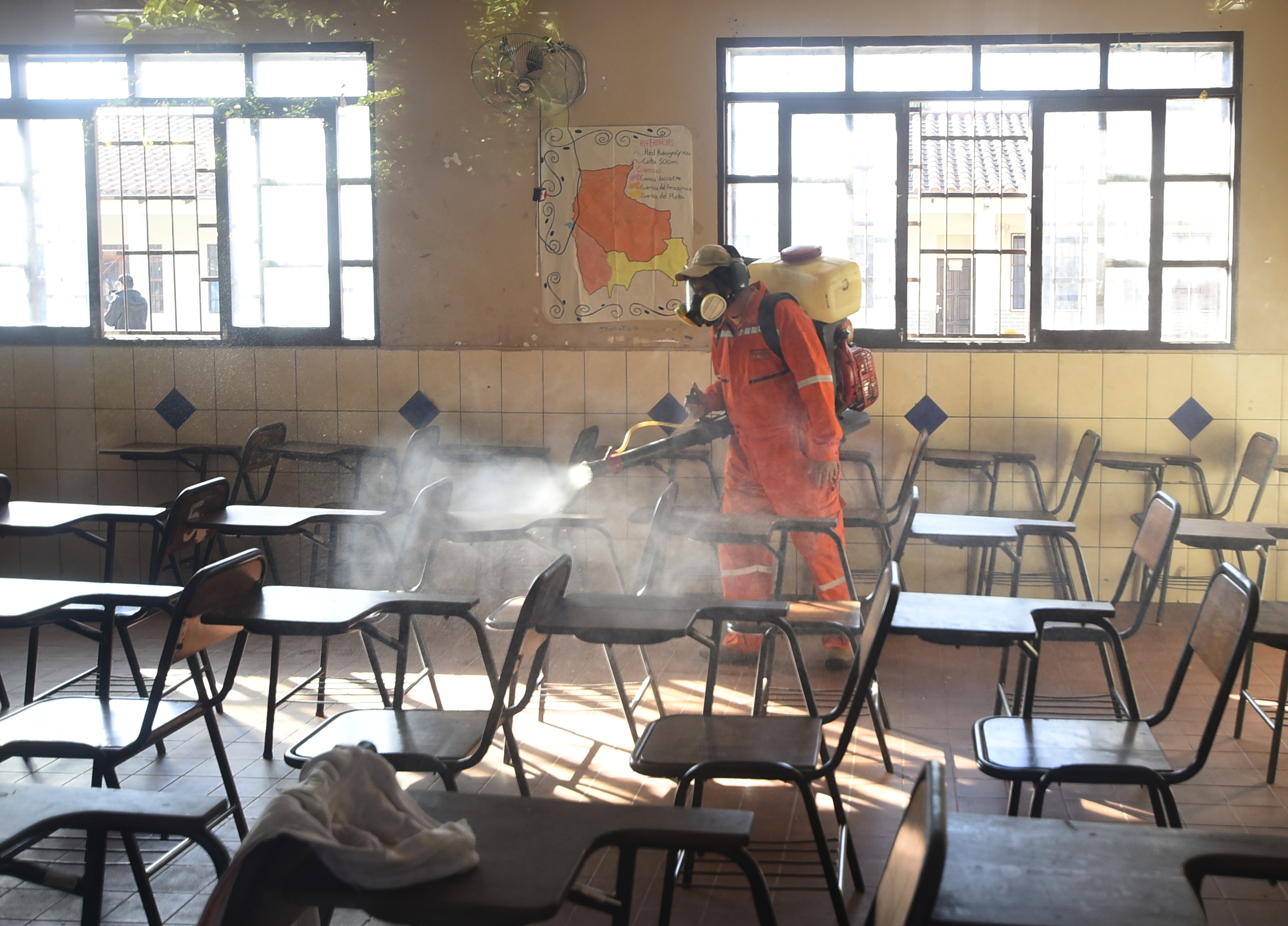 Alcaldía cruceña inicia la desinfección de 513 unidades educativas para prevenir enfermedades respiratorias y eliminar criaderos de mosquitos